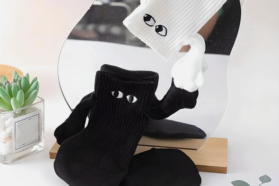 Romantic Cartoon Eye Couple Socks
